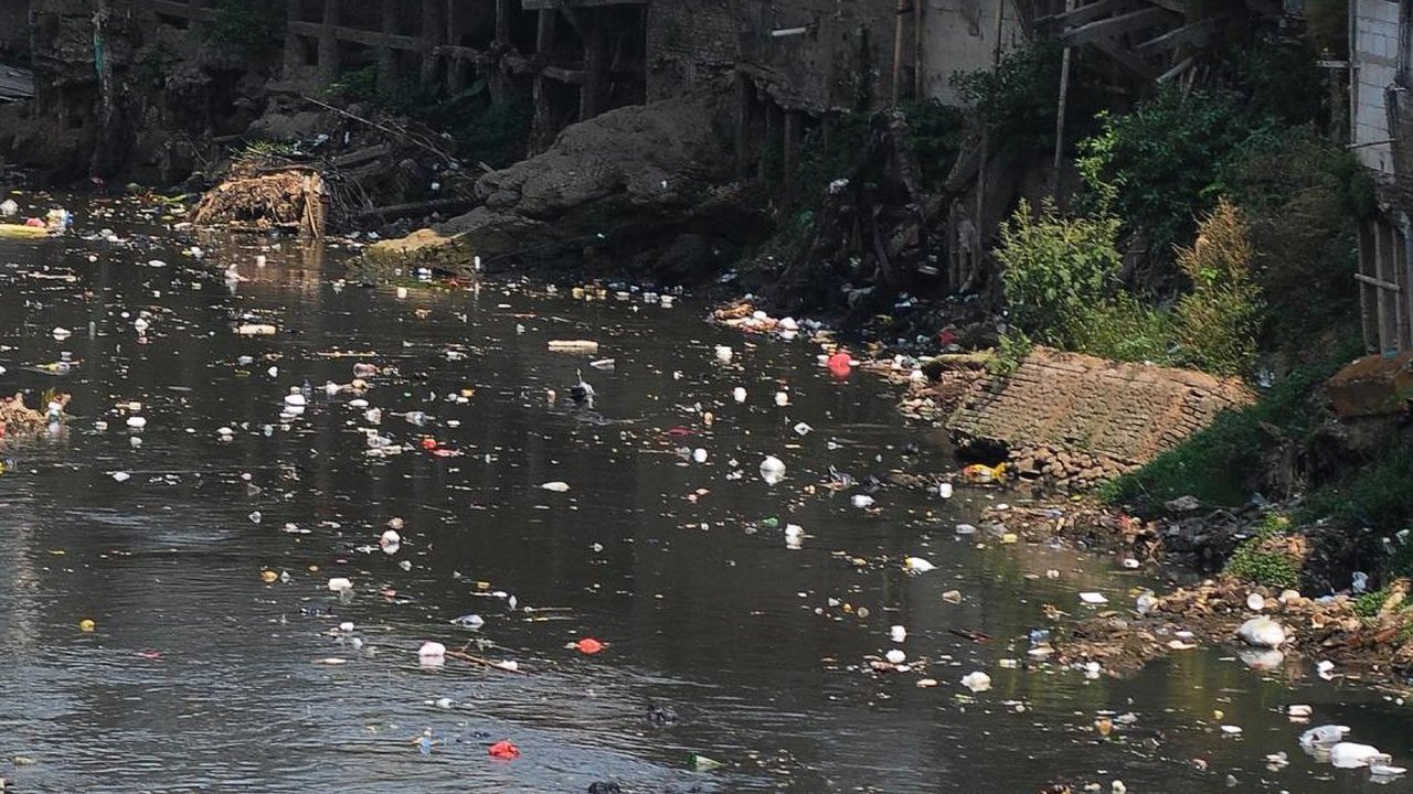 FOTO: Dulu Meluap hingga Membanjiri Ibu Kota, Kini Kondisi Aliran Kali Ciliwung Menyusut dan Menghitam Akibat Banyak Sampah
