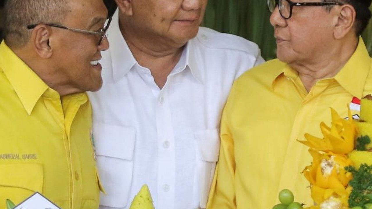 FOTO: Hadiri Syukuran HUT Partai Golkar, Prabowo Akrab Rangkul Akbar Tanjung dan Aburizal Bakrie