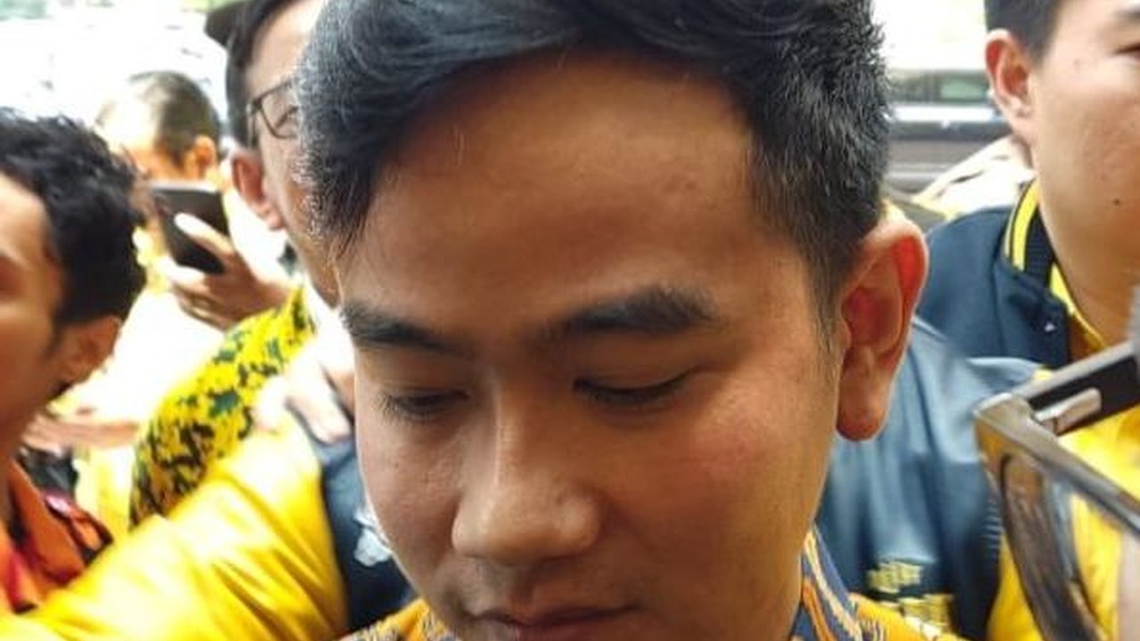 Gibran Akhirnya Muncul sambil Tersenyum: Nungguin Saya dari Pagi Ya?