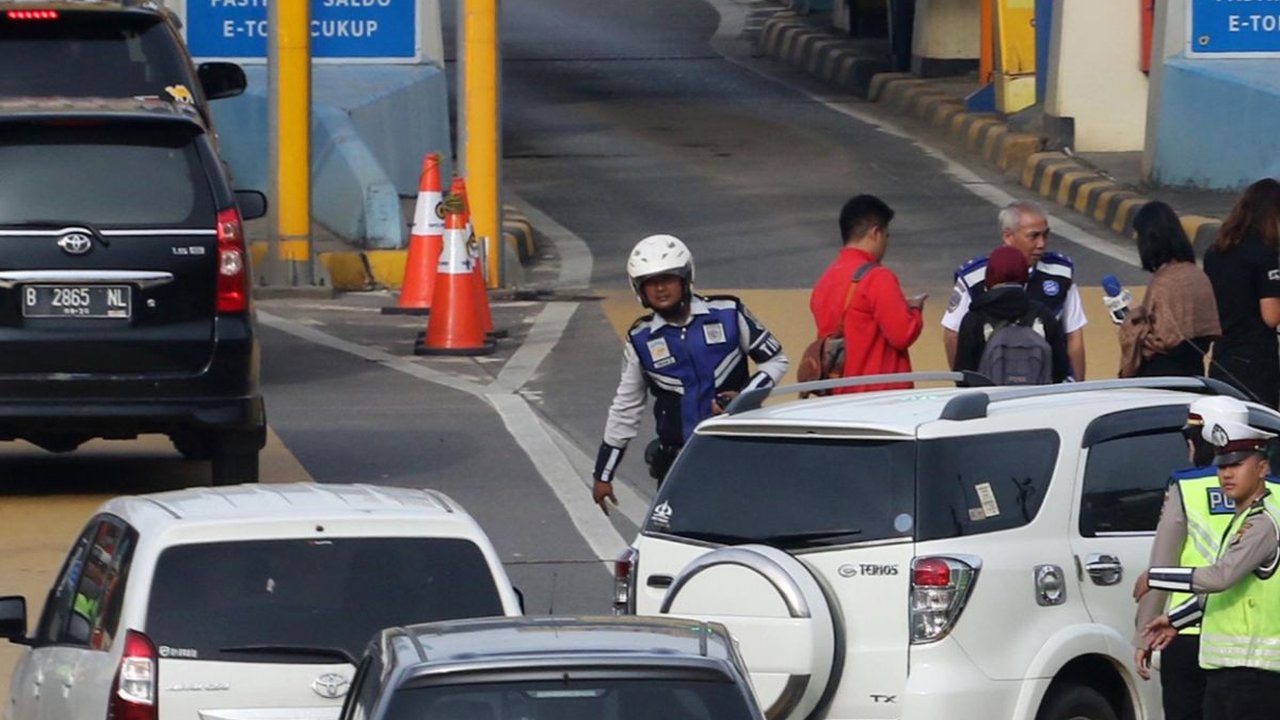 Pakai Pelat Nomor Kendaraan Bikin di Pinggir Jalan Atau Pesan Online, Memang Boleh?