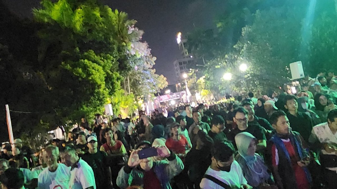 Mau Lihat Gibran, Ribuan Warga 'Malam Mingguan' di Tugu Proklamasi
