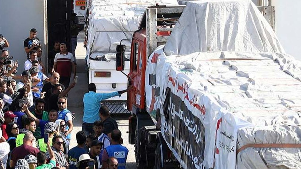 FOTO: Detik-Detik 20 Truk Bantuan Kemanusiaan Akhirnya Masuk ke Jalur Gaza