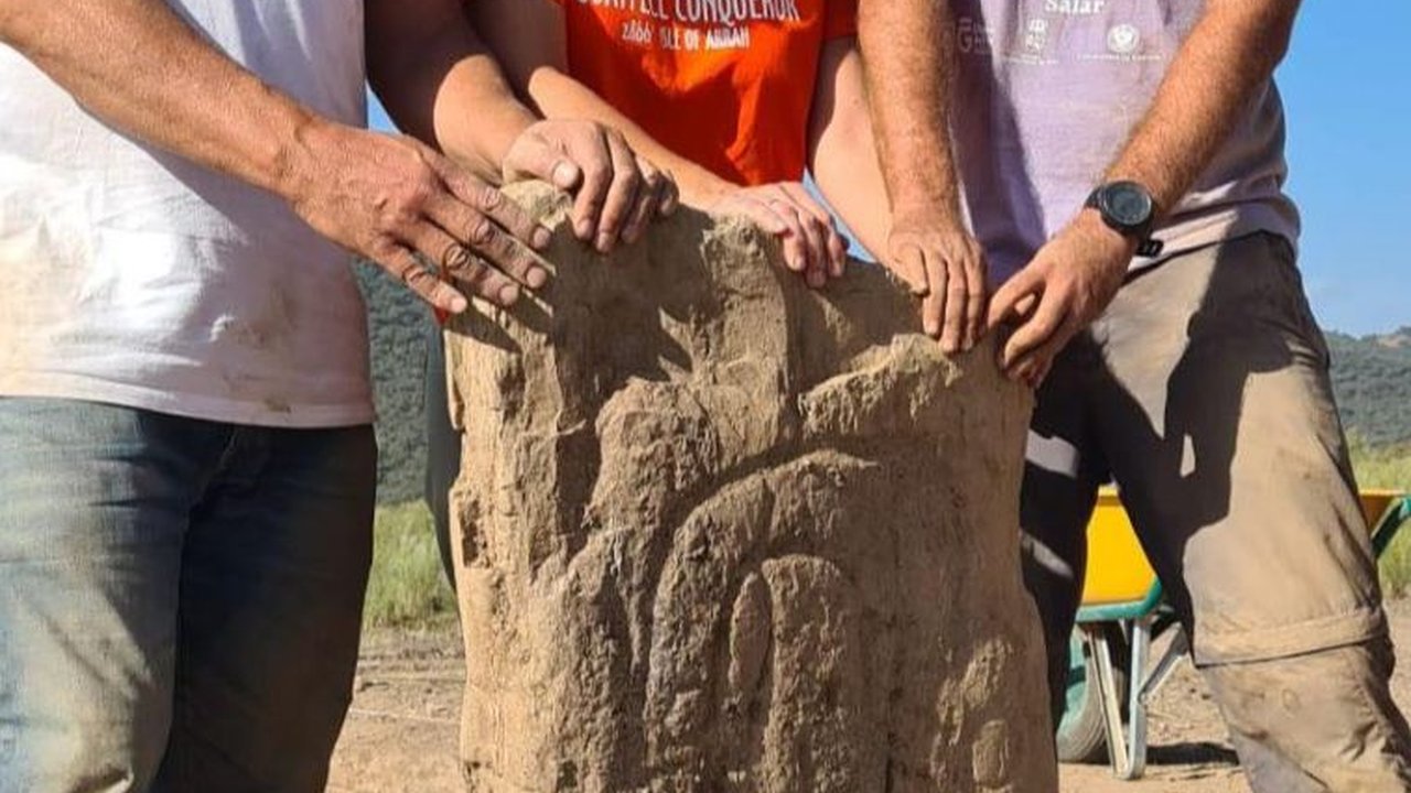 Batu Prasasti Berusia 3.000 Tahun Ditemukan, Ada Gambar Sosok Manusia dengan Dua Pedang