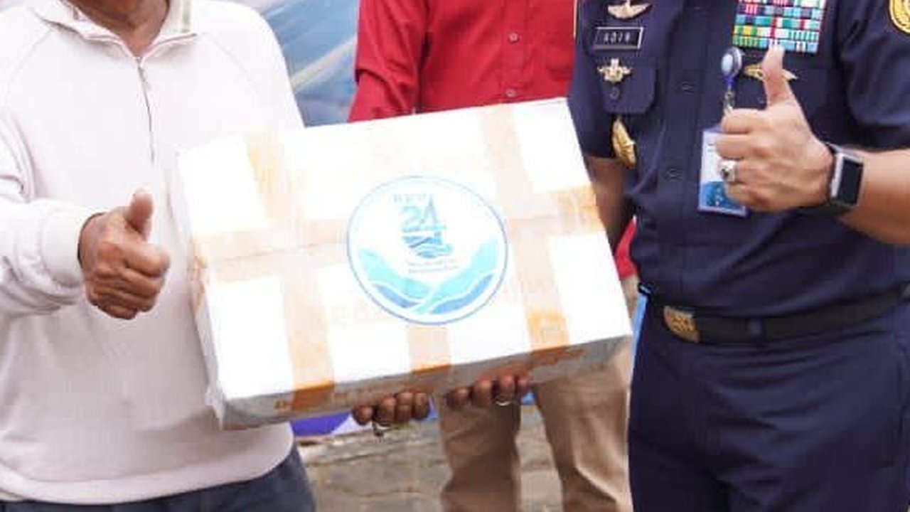 Cegah Stunting, PSDKP Bagikan Puluhan Ton Produk Perikanan ke Warga Pesisir