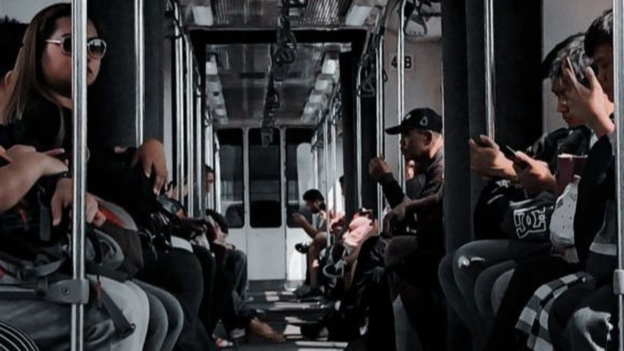 Cuma karena Duduk Sambil Silangkan Kaki, Wanita Ini Marah hingga Tarik Kaki Penumpang KRL Lain