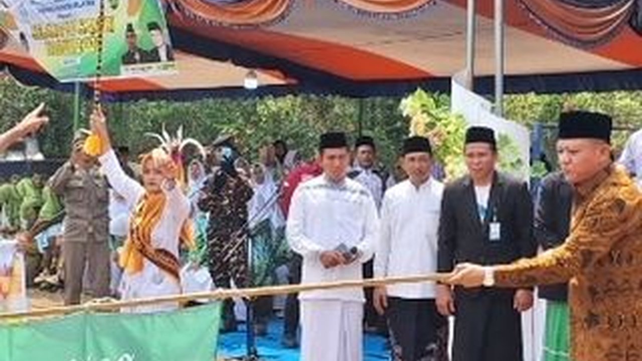 HSN 2023, Bupati OKU Timur Beri Beasiswa untuk Santri Berprestasi