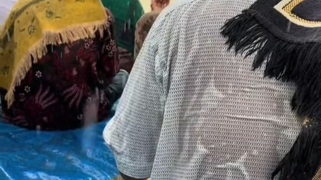 Momen Warga Jambi Lakukan Salat Istisqa untuk Meminta Hujan, Langsung Dikabulkan