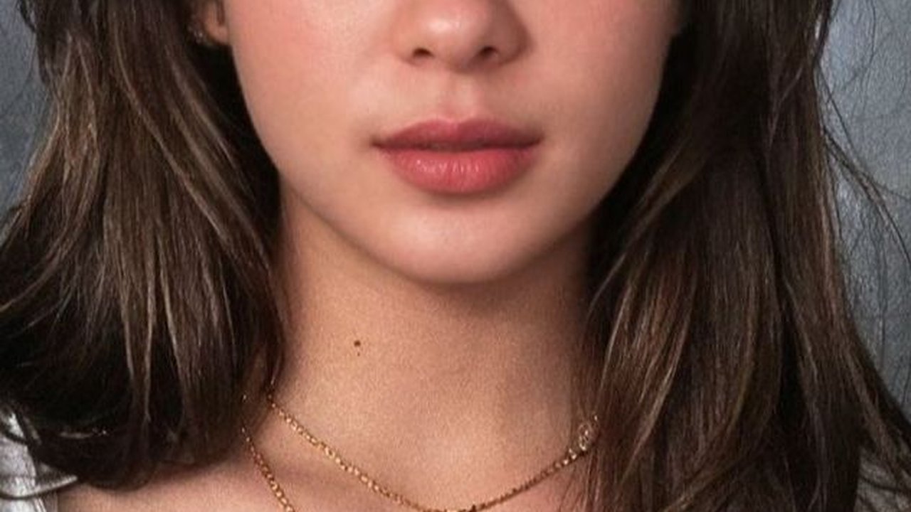 Bak Mahasiswi Hits Idaman, 10 Foto Steffi Zamora di Year Book Versi AI yang Bikin Salfok!