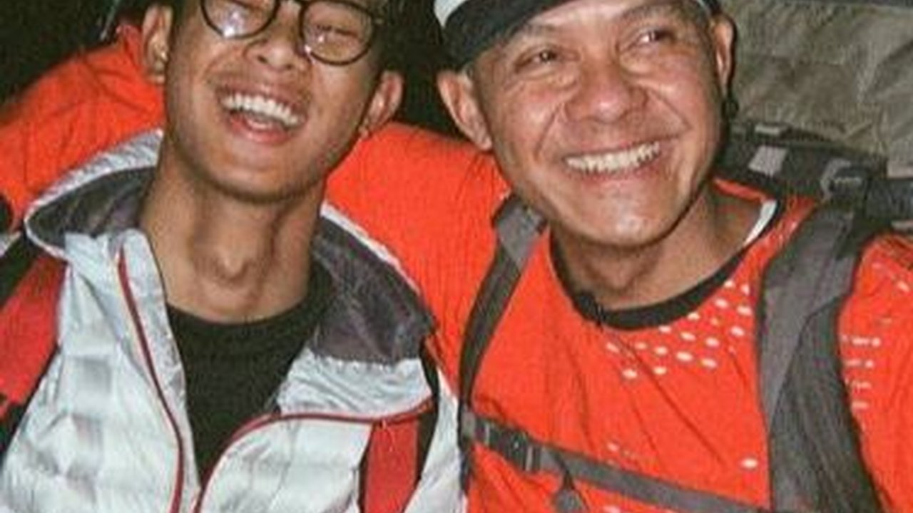 Senyumnya Bikin Netizen Meleleh, 8 Foto Alam Ganjar yang Dianggap Terlalu Mirip Dikta