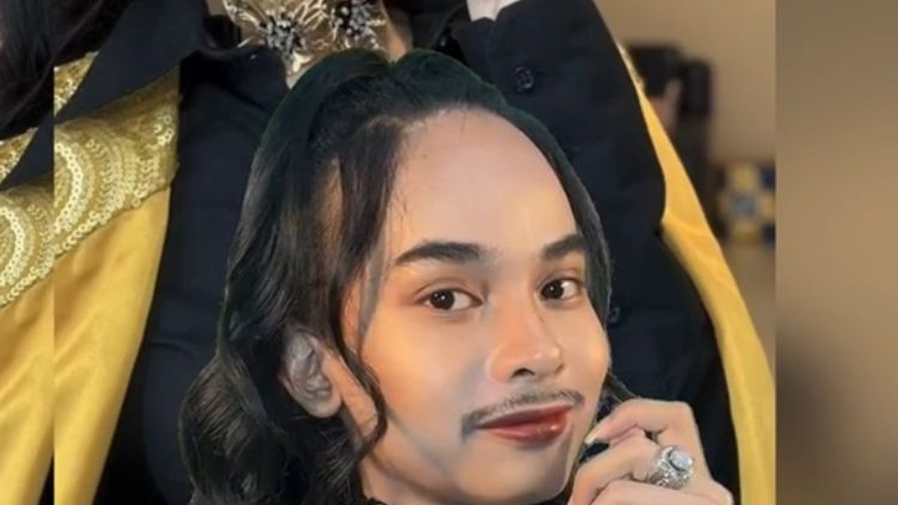 Pria Gondrong Berkumis Ini Cosplay Jadi Iis Dahlia Lengkap dengan Bajunya, Warganet: Susah Bedainnya