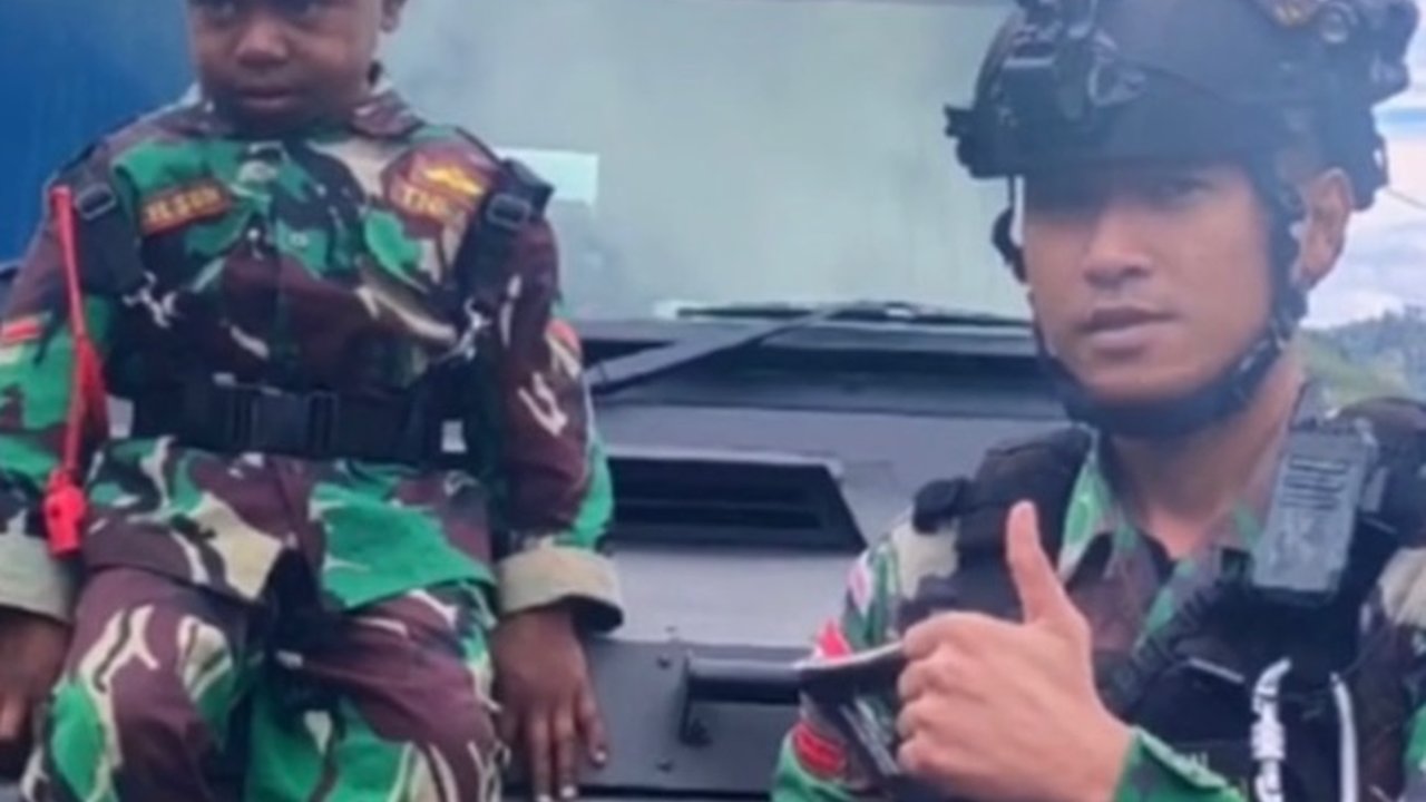 Momen Persahabatan TNI dan Melson Anak Papua, Main Bareng hingga Antar Sekolah