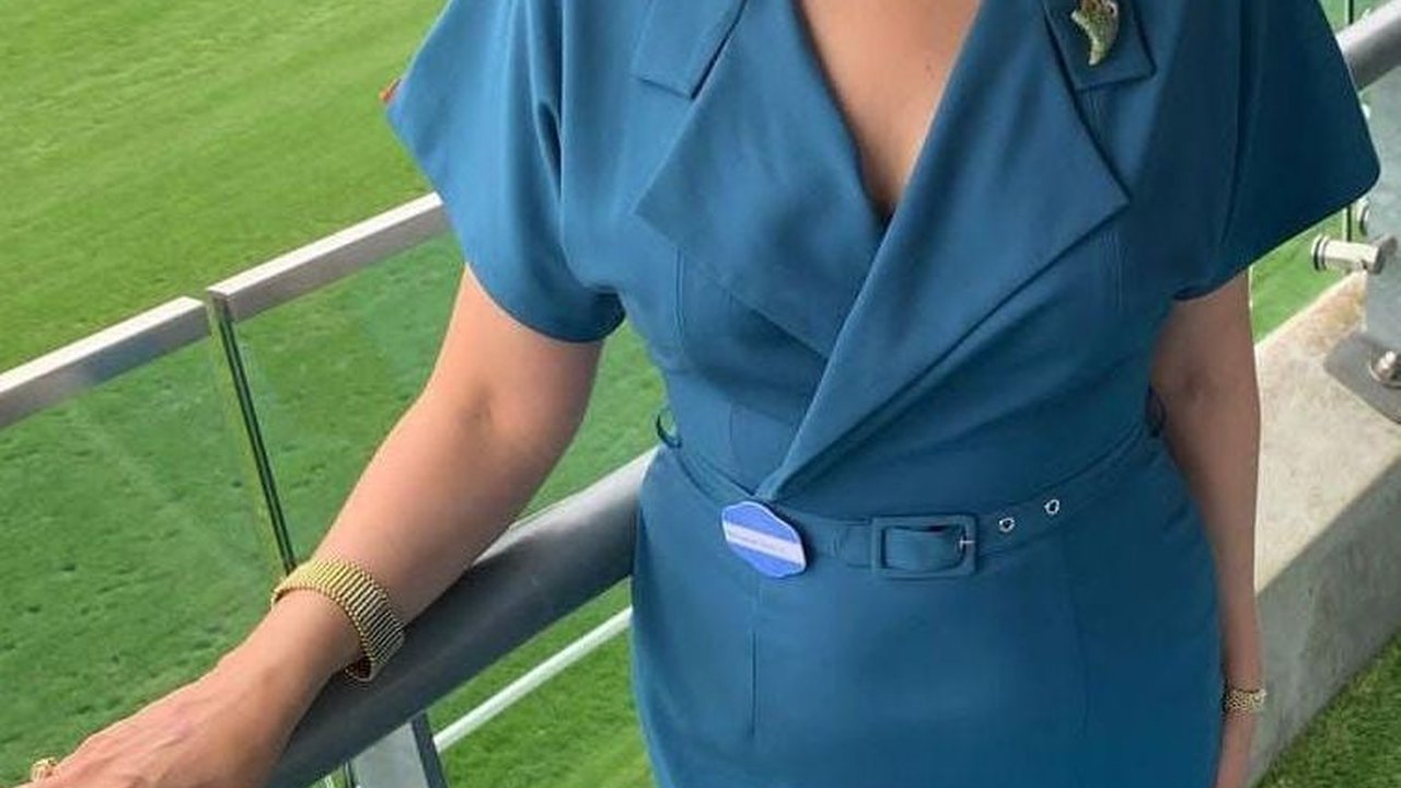 Anggun Dan Cantiknya Kartika Soekarno dengan Busana Bernuansa Biru