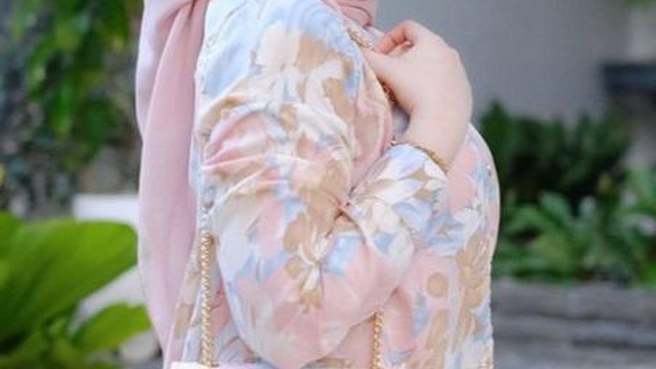 Cantiknya Bhayangkari Putri Assegaf Istri Briptu Mustakim dengan Busana Pink