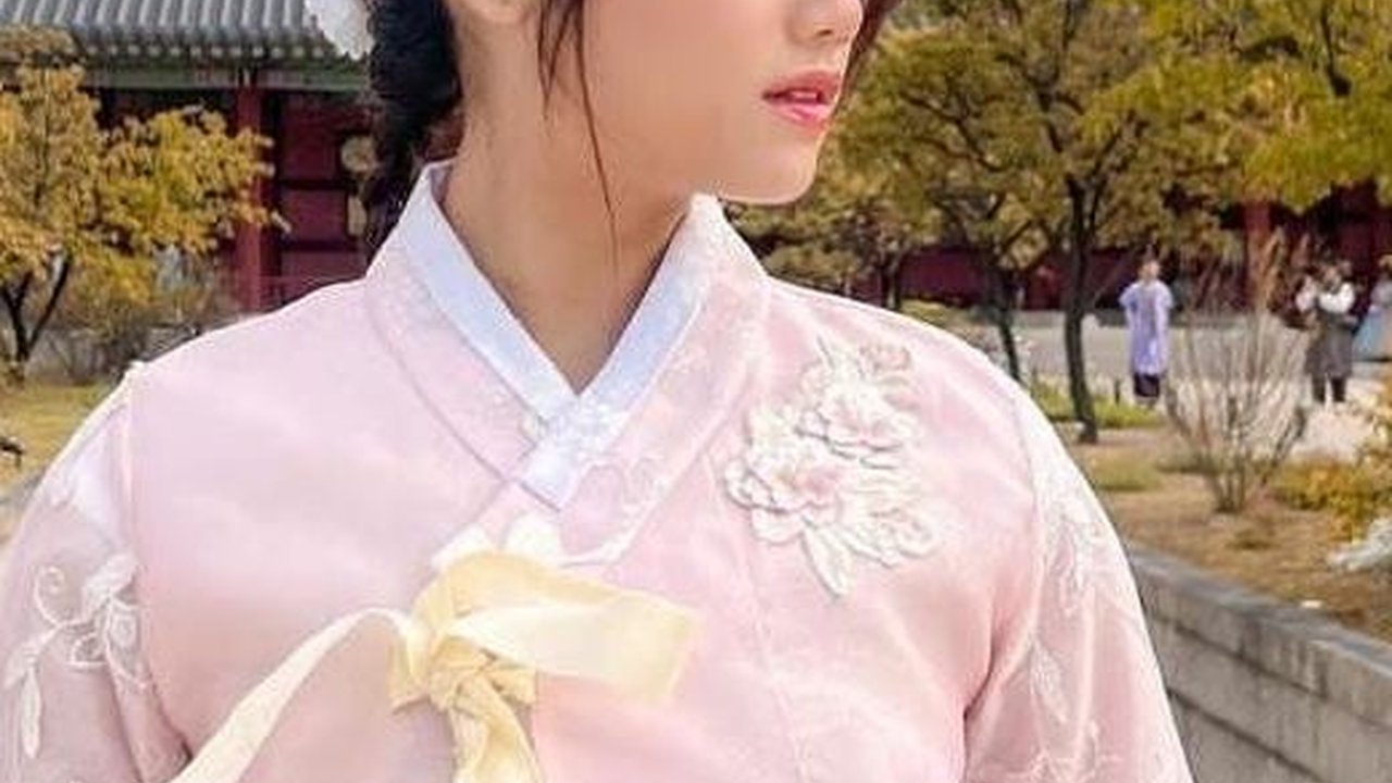 Potret Cantik Fuji Pakai Hanbok di Korea Selatan, Vibes ala Drakor Kerajaan - Disebut Putri Mahkota