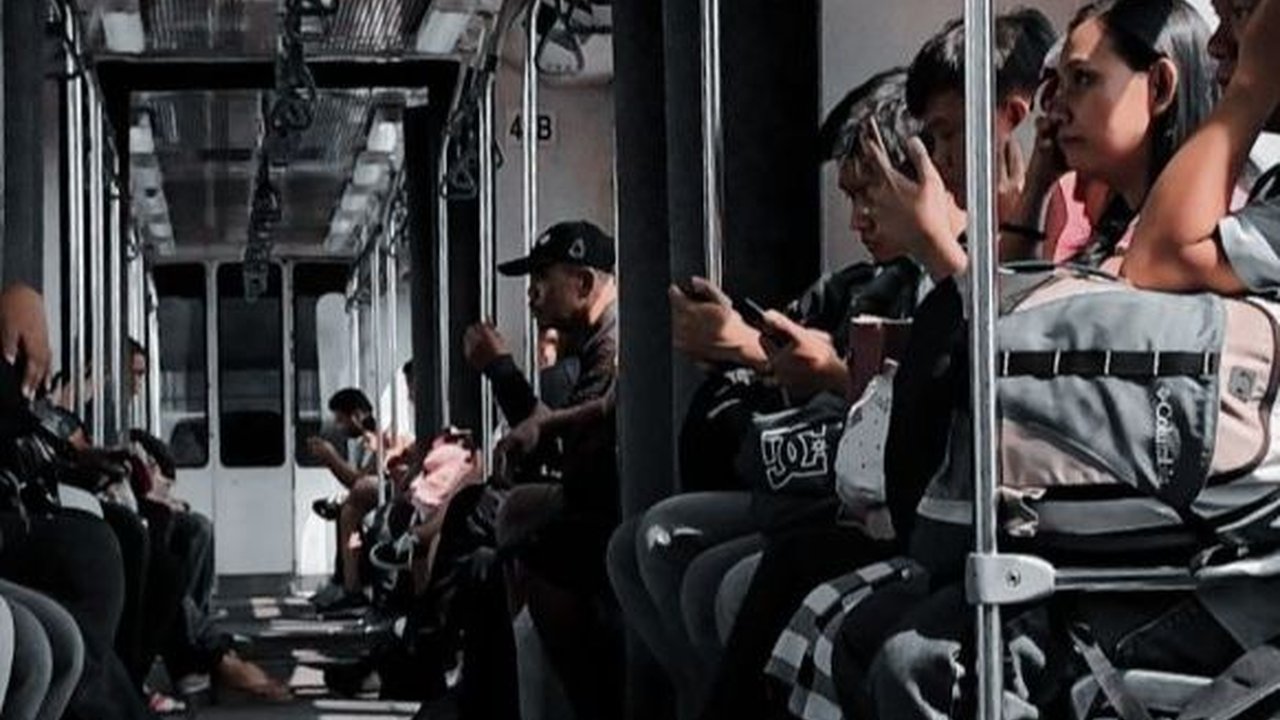 Viral Dua Wanita Debat di KRL Sampai Mau Diturunin Petugas, Begini Cerita Sebenarnya