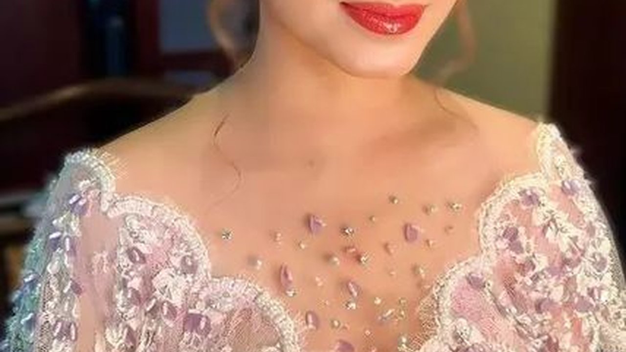 8 Penampilan Selvi Ananda, Istri Gibran Rakabuming, Dengan Lipstik Warna Merah Menyala yang Memesona