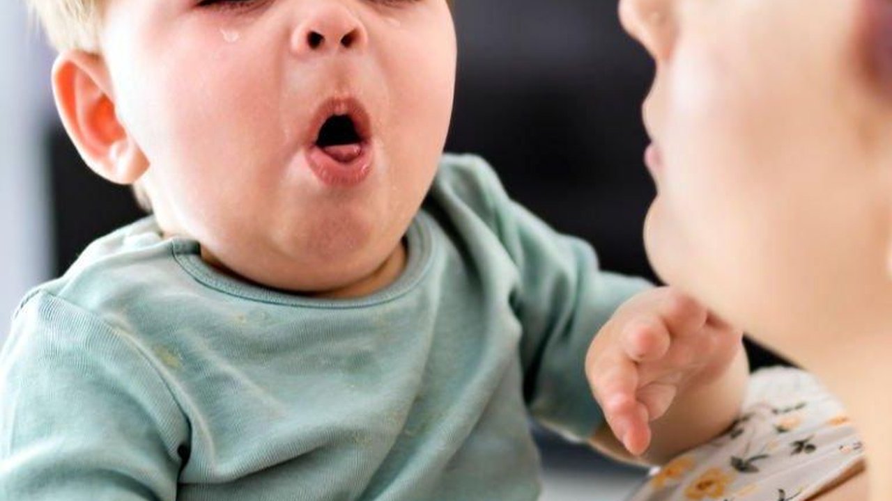 Penyebab Bayi Batuk Sampai Muntah, Lengkap Beserta Cara Mengatasinya