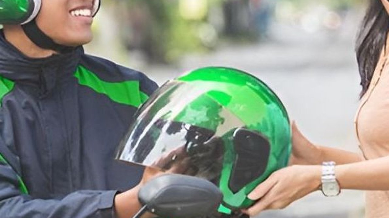 Sikap Mulia Driver Ojol ini Sampai Bikin Penumpang Menangis Sepanjang Jalan, Hatinya Sakit Banget Bak Ditampar