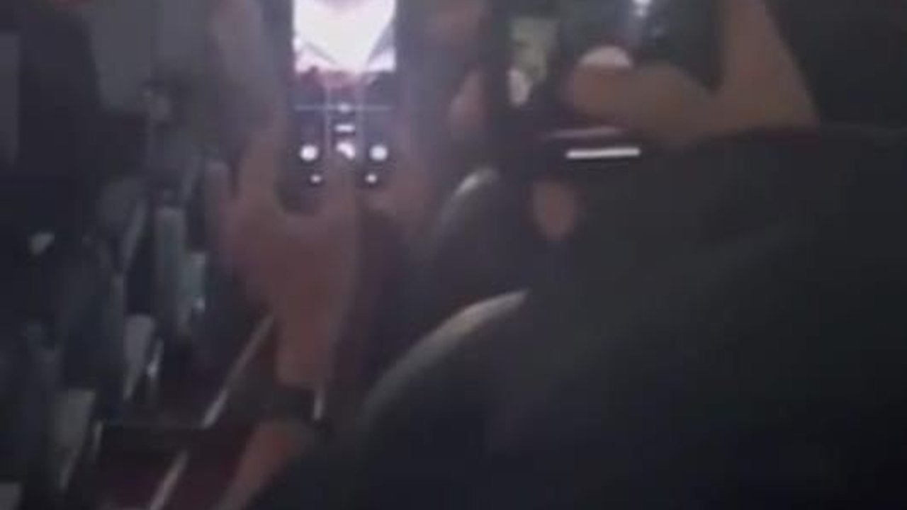 Aksi Pilot Ajak Penumpang Karoke di Pesawat Ini Viral, Warganet: Berasa Study Tour Naik Bus