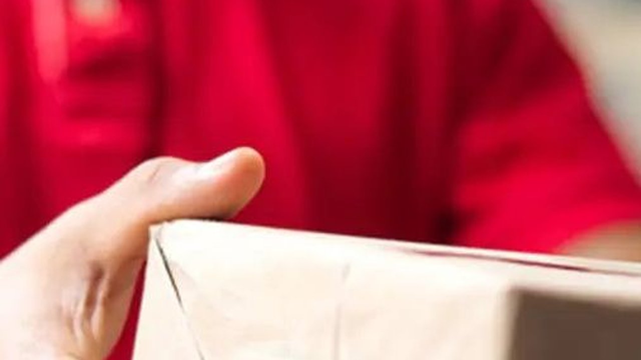 Wanita Ini Dikira Pembantu oleh Kurir Padahal Istri yang Punya Rumah, Isi Obrolannya Curi Perhatian