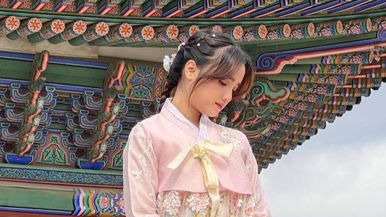 Bak Putri Dari Era Joseon, 8 Foto Cantik Fuji Saat Mengenakan Hanbok