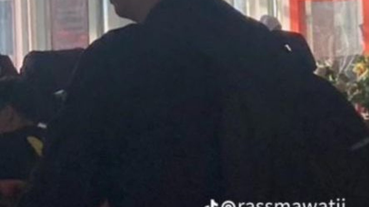 Perempuan Ini Kaget saat Diberi Uang Pria Tak Dikenal di Bandara, Ternyata Ini Sosoknya