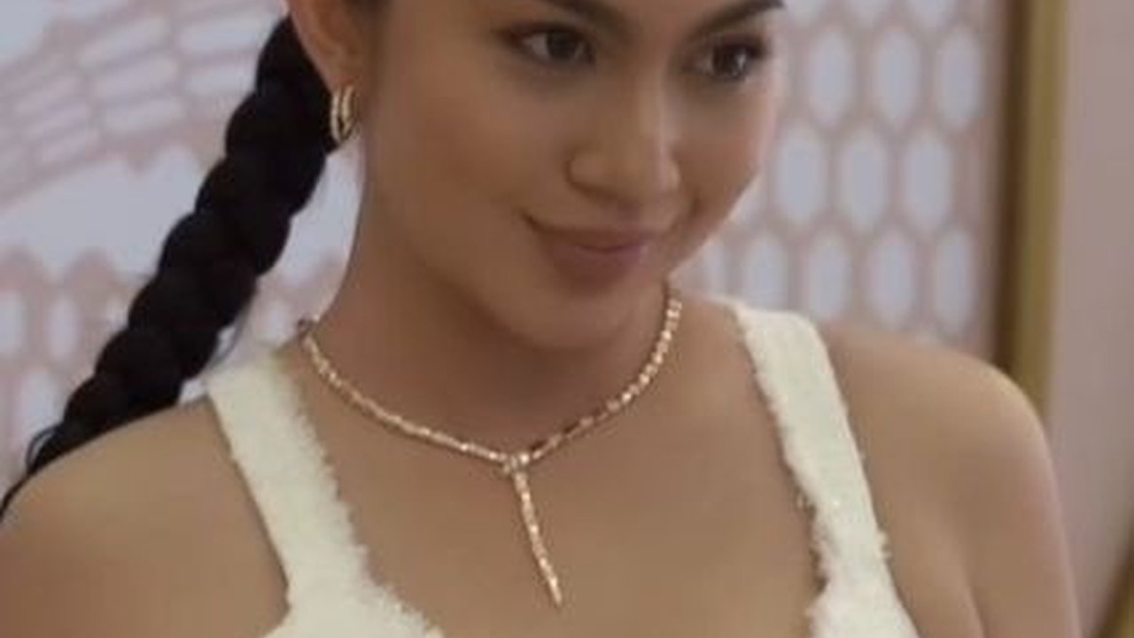 Cantiknya Ariel Tatum Pakai Dress Putih dengan Rambut Dikepang, Ini Foto-fotonya