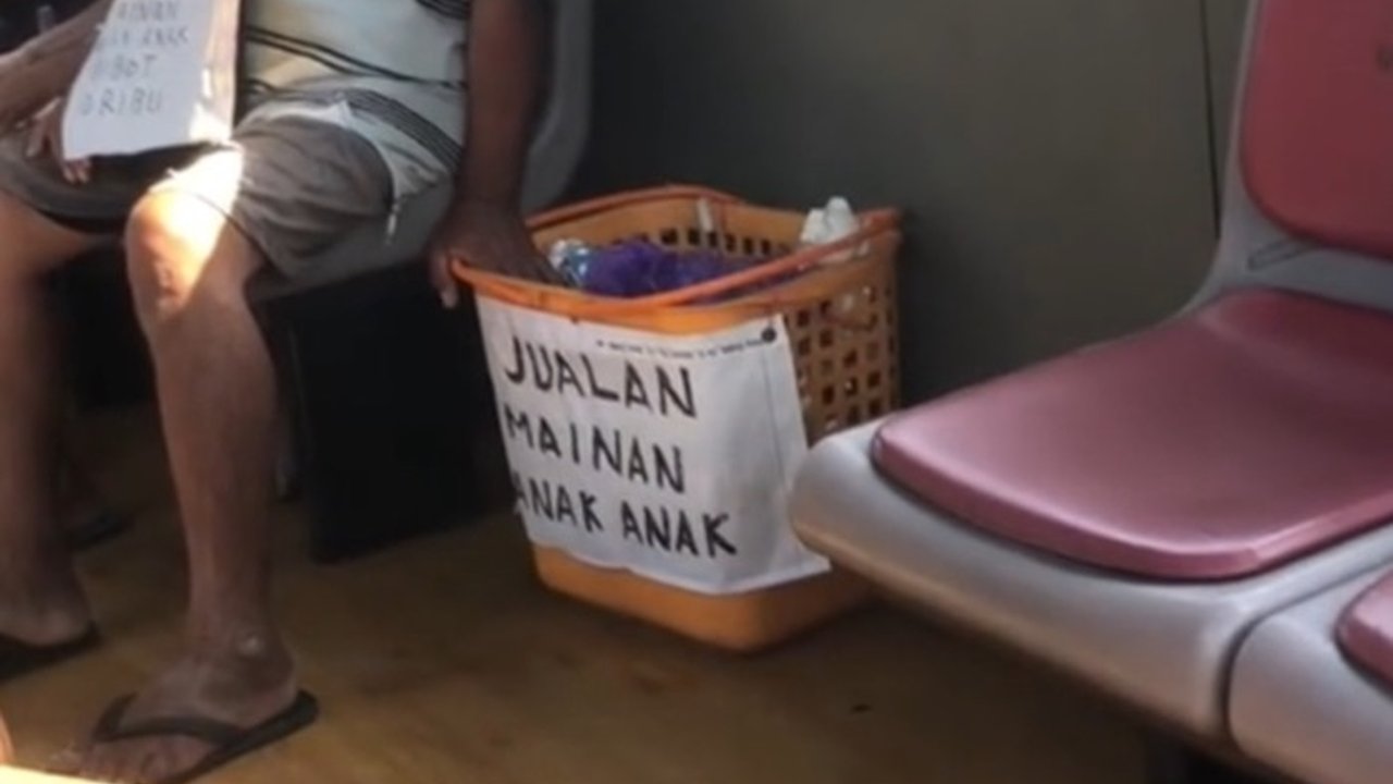 Pria Penyandang Disabilitas Ini Masih Gigih Berjualan Mainan Anak Keliling, Curi Perhatian Warganet