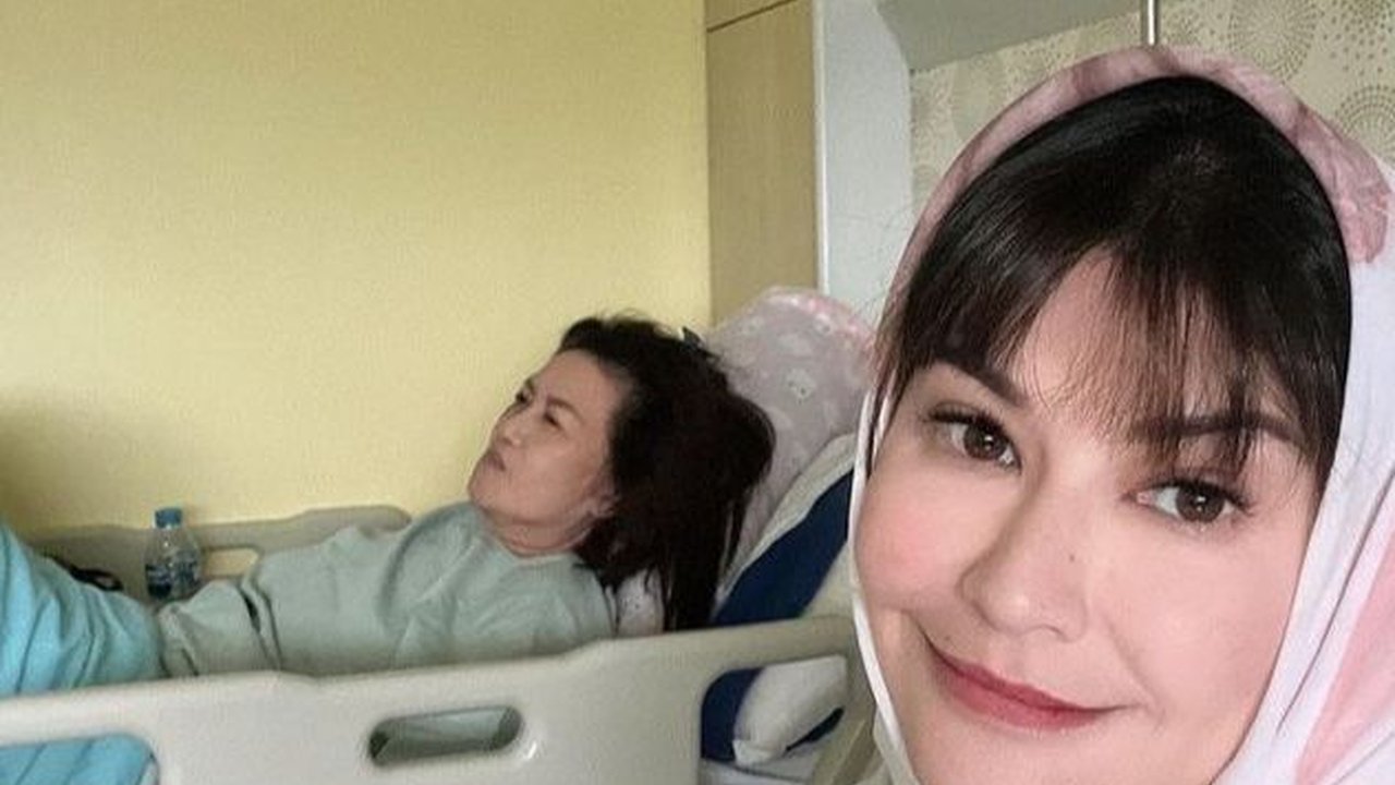 7 Potret Tamara Bleszynski Minta Doa untuk Sang Ibu yang Terkena Serangan Stroke