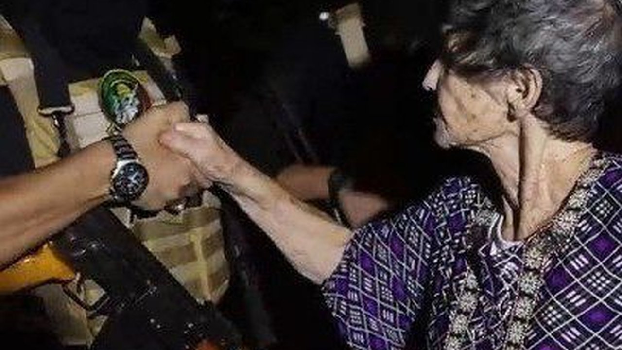 Momen Wanita Tua Israel Beri Salam Perpisahan ke Pejuang Palestina saat Dibebaskan, Alasannya Bikin Negara Barat Malu