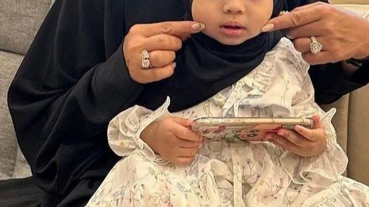 Potret Krisdayanti Bareng Ameena Kompak Berhijab, Nenek dan Cucu Cantiknya 11 12