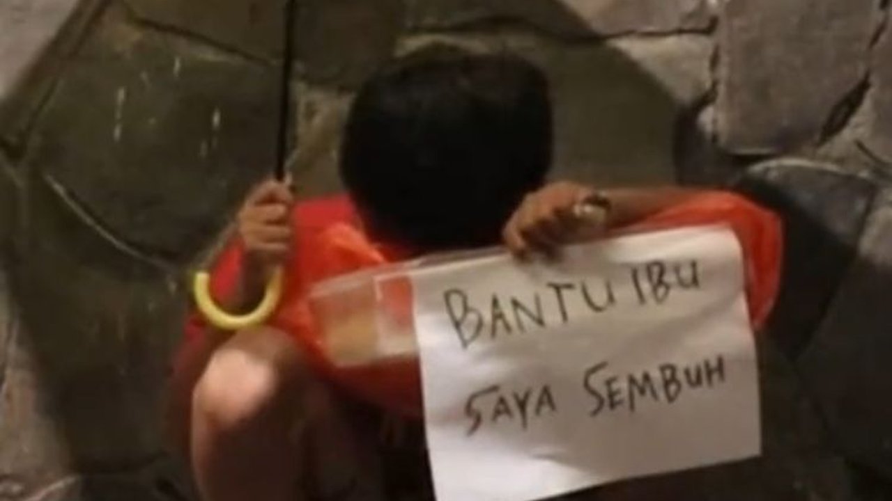 Jual Gorengan untuk Biayai Pengobatan Ibunya, Kisah Anak Ini Bikin Haru