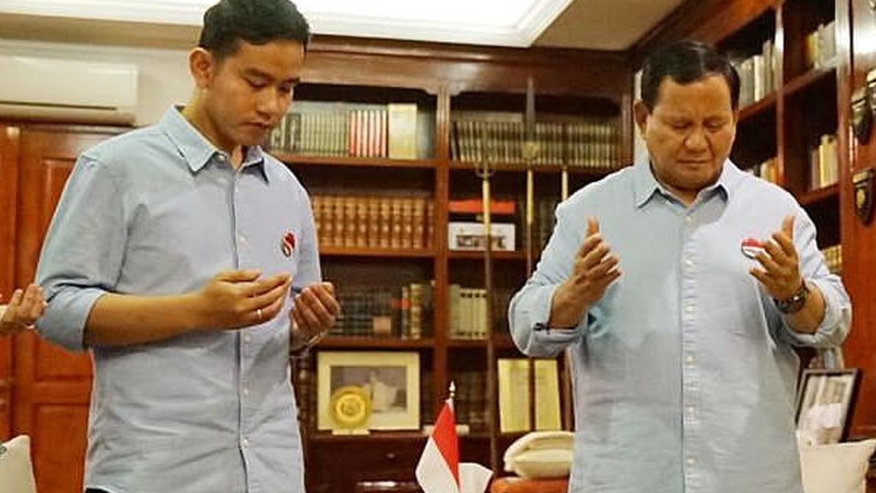 FOTO: Momen Prabowo-Gibran Berdoa Bersama Sebelum Daftar Pilpres ke KPU