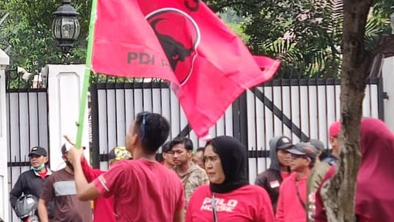 Bendera PDIP Berkibar di Tengah Massa Pendukung Prabowo-Gibran