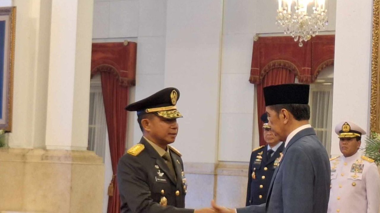VIDEO: Presiden Jokowi Lantik Agus Subiyanto Jadi Kasad TNI, Pundak Ditepuk 3 Kali