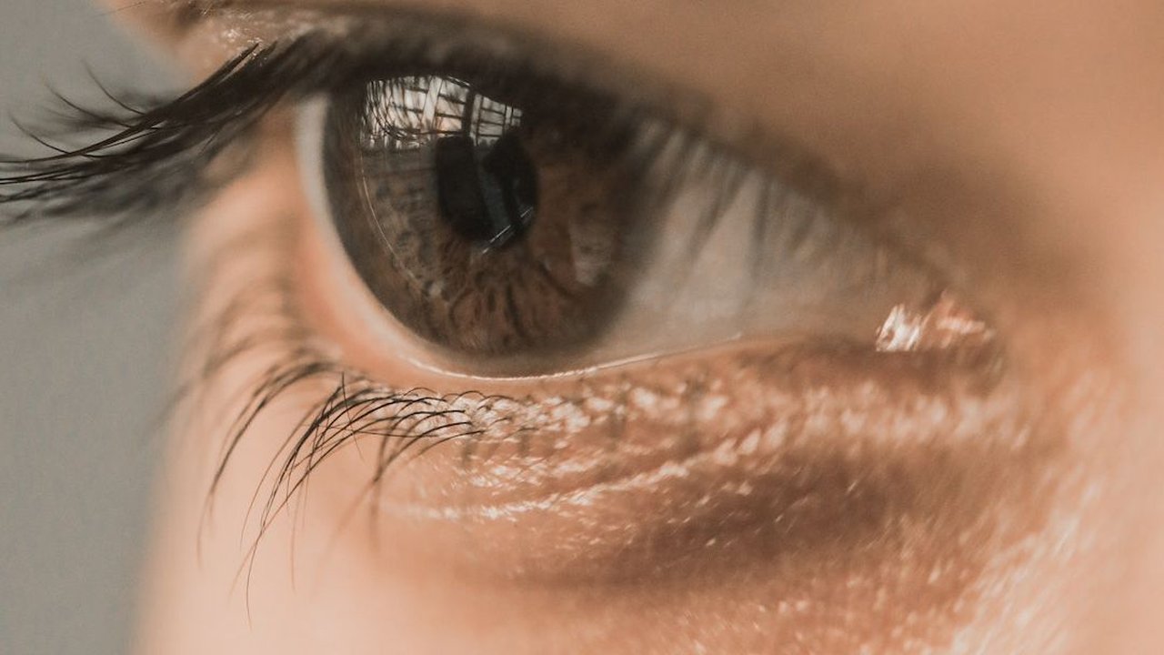 Dari Eyeliner Hingga Maskara Waterproof, Ketahui 8 Produk Kecantikan yang Bisa Bahayakan Mata