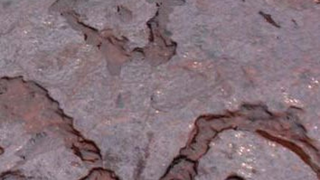 Misterius, Gambar Wajah Manusia Berusia 2.000 Tahun Muncul dari Dasar Sungai yang Mengering