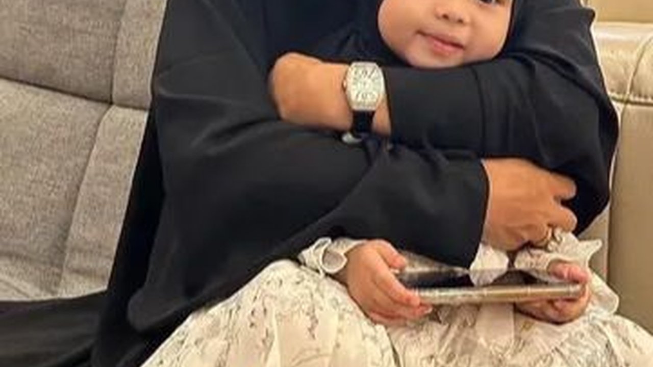 Gaya Ameena Tampil Soleha Kenakan Dress Rp400ribuan dan Kerudung di Kajian