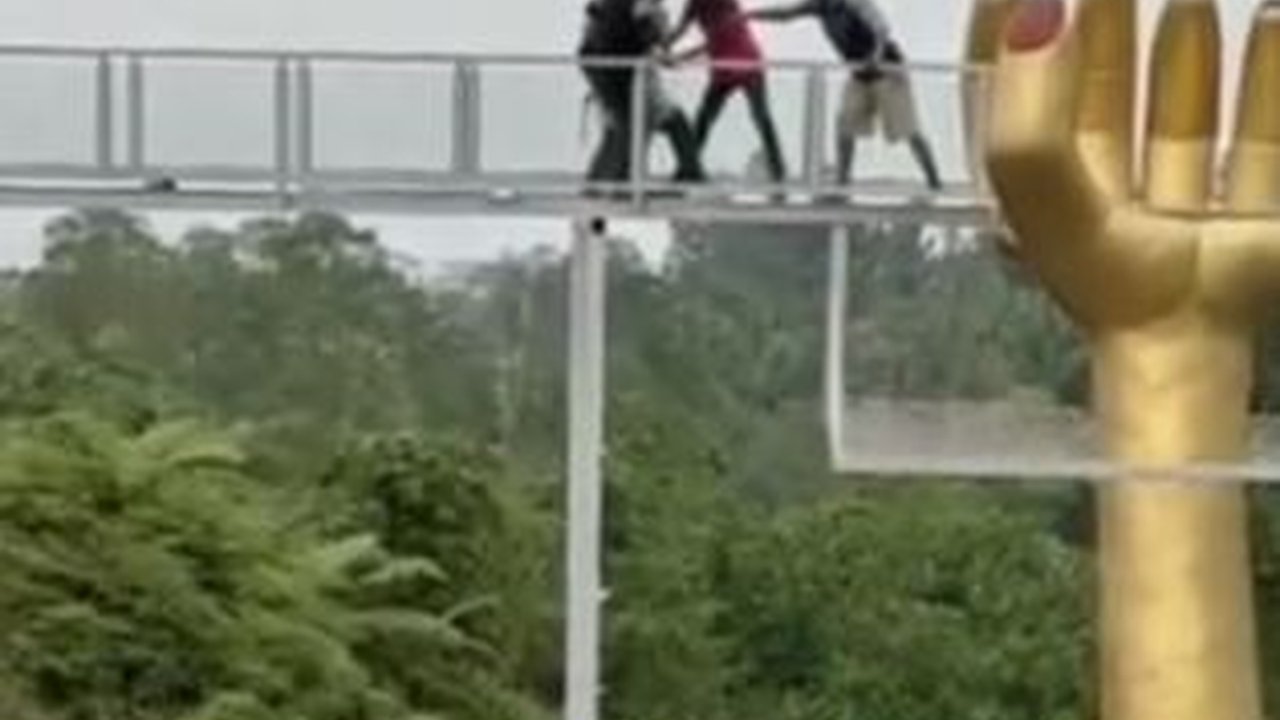 Jembatan Kaca di Banyumas 'Makan' Korban, Wisatawan Jatuh dan Tewas Seketika, Ini Kronologi