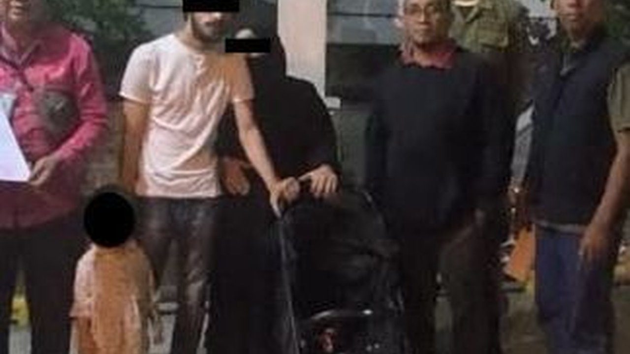 Kehabisan Duit, WNA Yordania Mengemis Bawa Balita di Bali