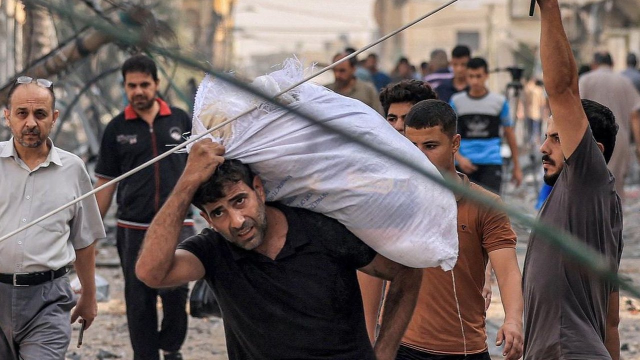 Begini Reaksi Warga Gaza Saat Baca Selebaran Israel Berisi Tawaran Imbalan Uang Soal Tawanan Hamas