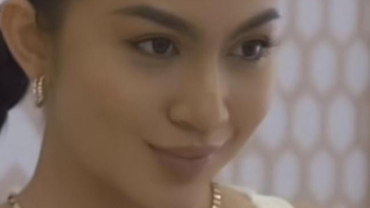 Punya Body Goals Bak Gitar Spanyol, Potret Ariel Tatum Jadi Pusat Perhatian di Acara Bvlgari