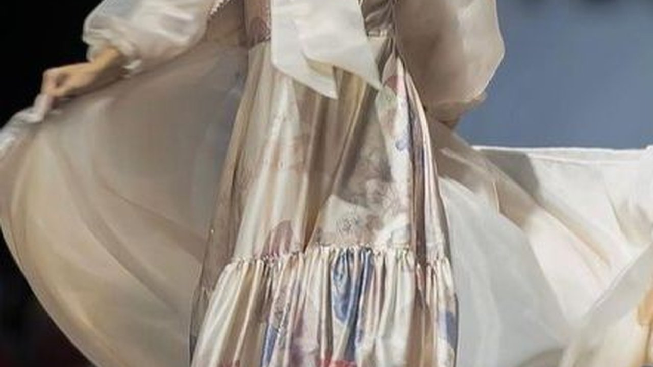 8 Potret Cantik Indah Permatasari Tampil Keren Pakai Hijab di Catwalk