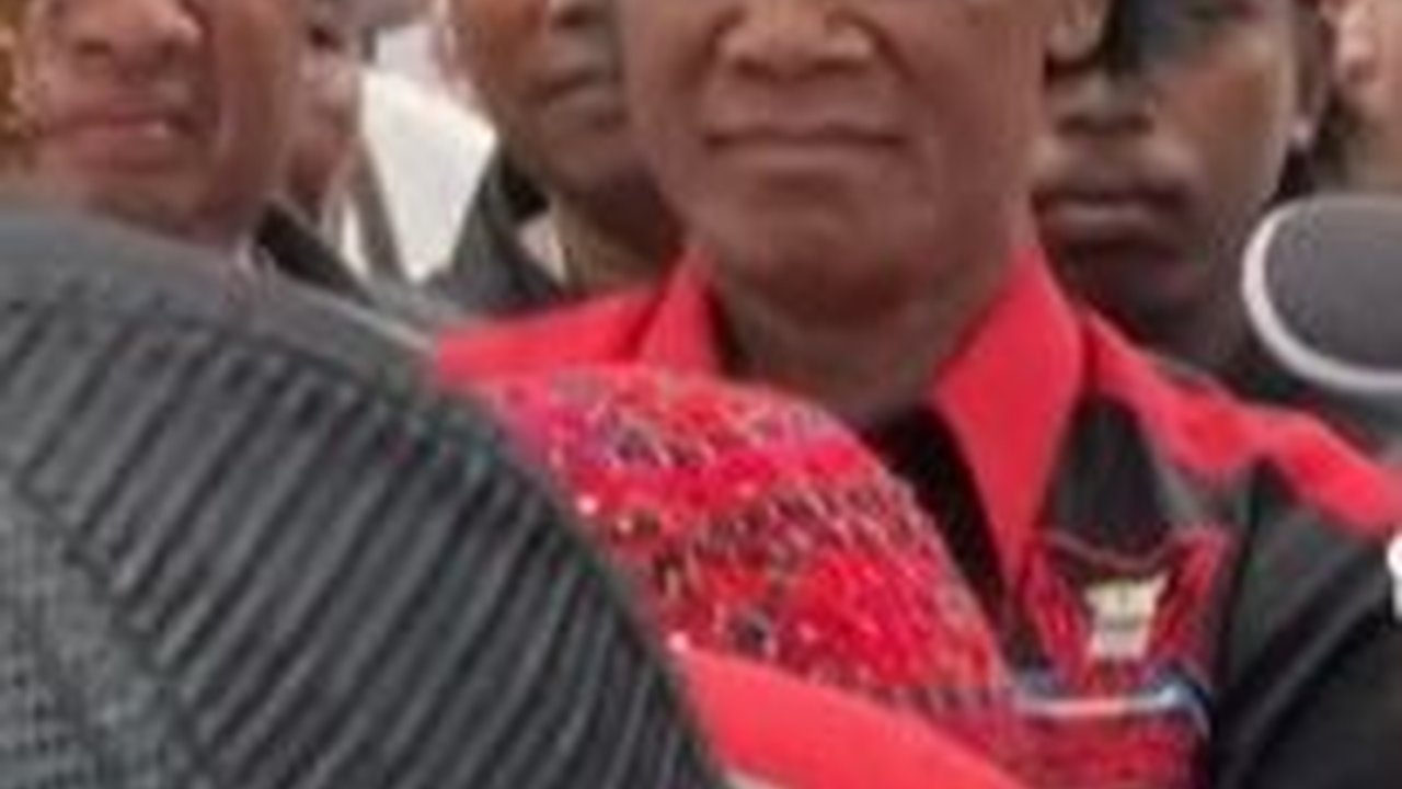 Sangar Mengenakan Baju Hitam dan Ikat Kepala, Hercules dan Anak Buahnya Ikut Kawal Pendaftaran Prabowo-Gibran di KPU