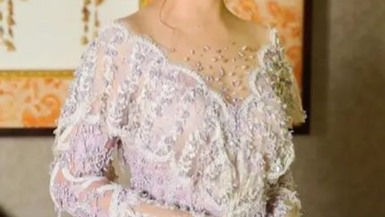 Foto-foto Selvi Ananda Memakai Kebaya Keunguan, Cantik Anggun Berkelas
