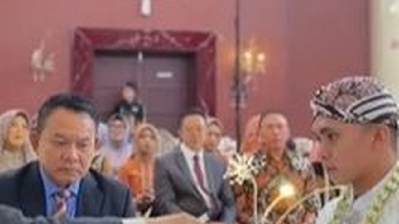 Begini Momen Jenderal Dudung Abdurachman jadi Saksi Nikah Ajudan, Foto Bareng Pengantin Seru Abis