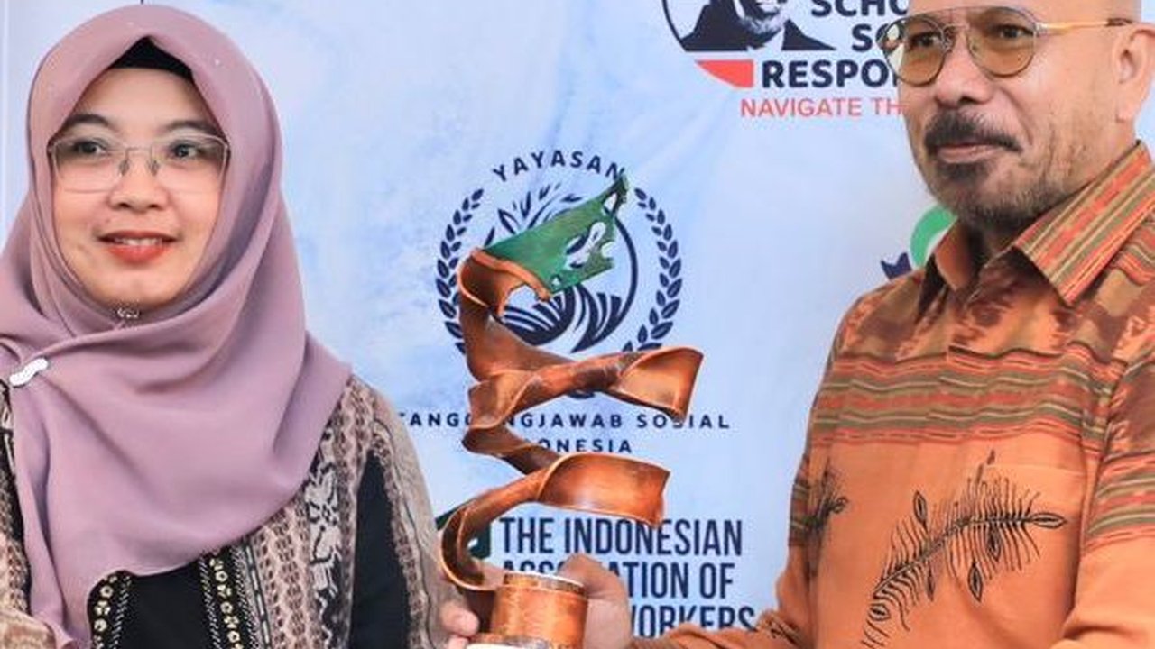 Nicke Widyawati Menjadi Bintang CSR di Indonesia Best Social Responsibility Awards 2023