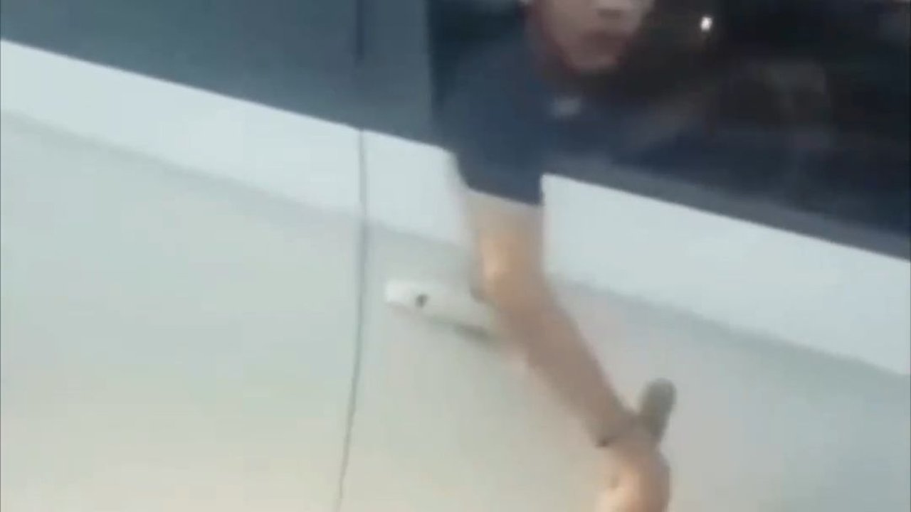 Viral 'Bang Jago' Acungkan Sajam di Tol Tangerang, Pelaku Gedor Pintu Mobil hingga Pukul Kaca