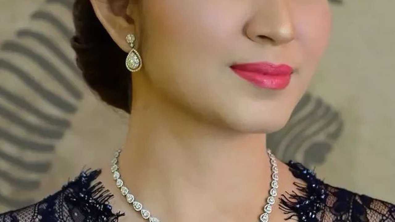 Foto-foto Cantik Selvi Ananda, Istri Gibran Saat Pakai Kebaya