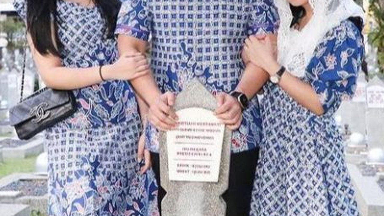 Potret AHY Ziarah ke Makam Ibu Bareng Keluarga, Kompak dengan Baju Warna Biru